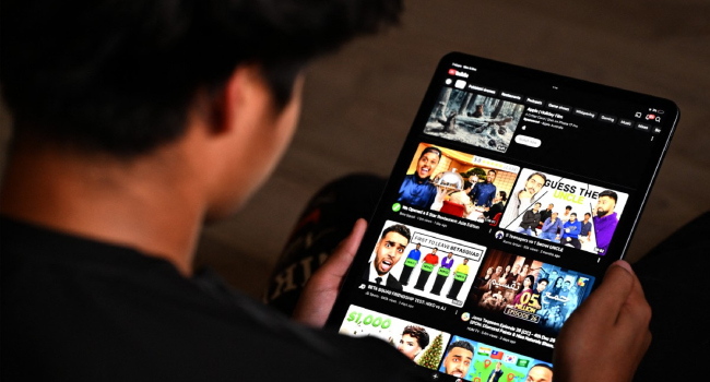 Australia Imposes World-First Ban on Under-16s Using Social Media in Landmark Child-Safety Crackdown